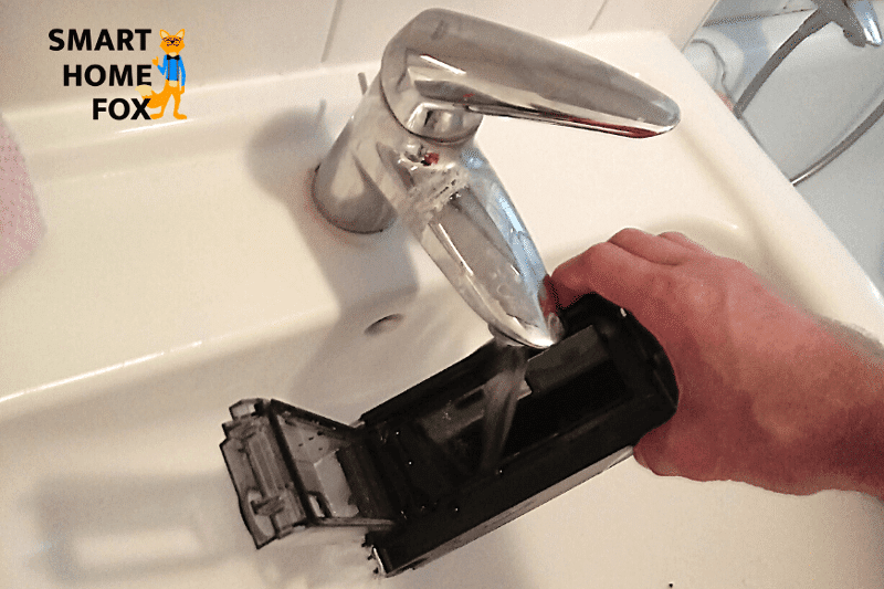 nettoyage sous l eau du bac a poussiere aspirateurs robots roborock